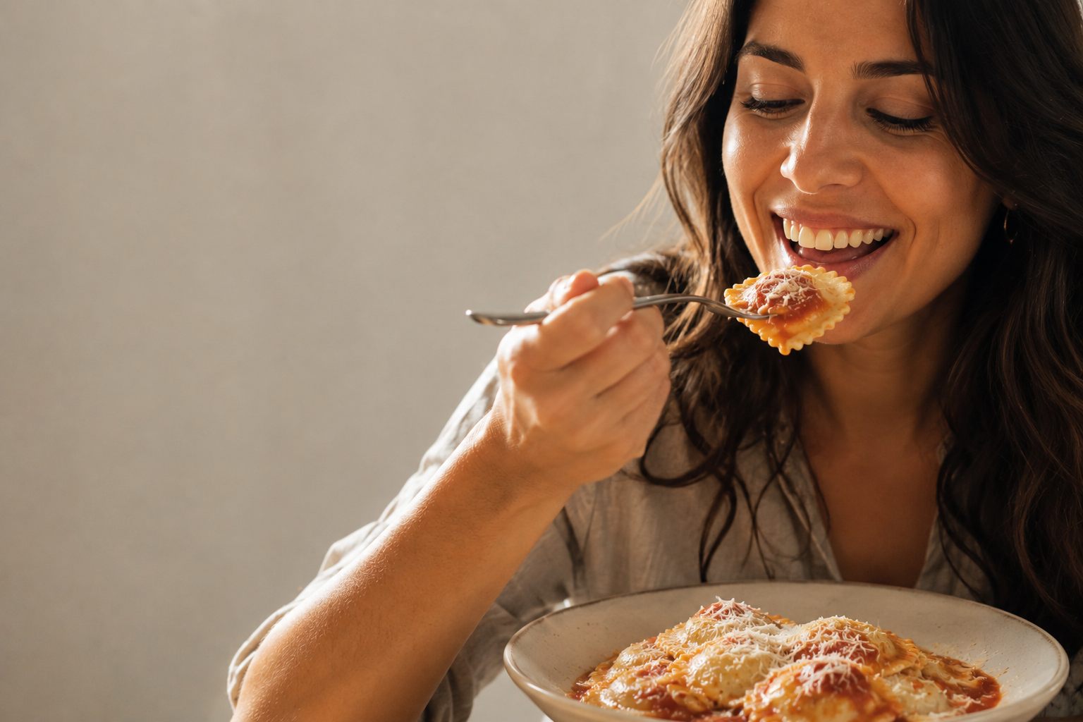 Persona disfrutando pastas de La Tanita
